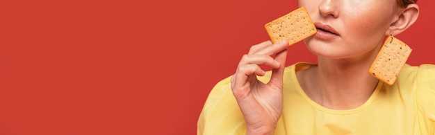 Foto gratuita mujer pelirroja con aretes de galletas con espacio de copia