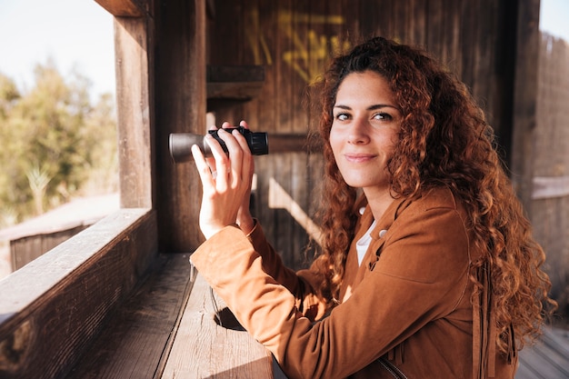 Foto gratuita mujer pelirroja con binoculares