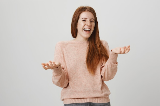 Mujer pelirroja bonita feliz riendo, viendo comedia