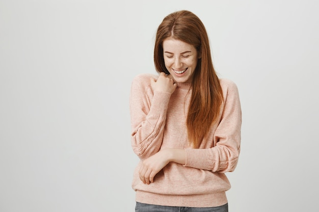 Mujer pelirroja bonita feliz riendo