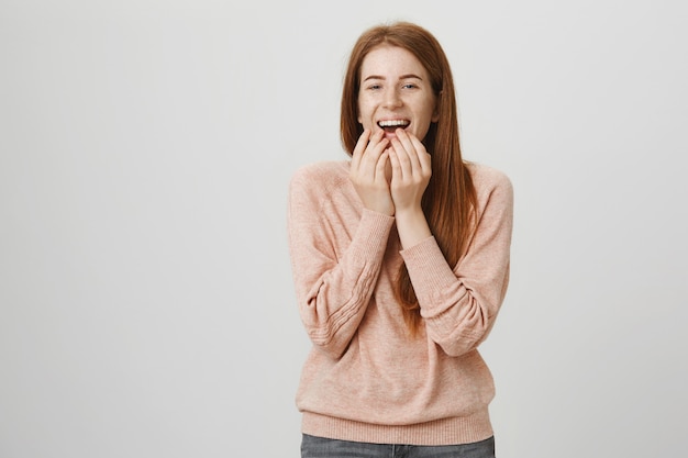 Mujer pelirroja bonita feliz riendo