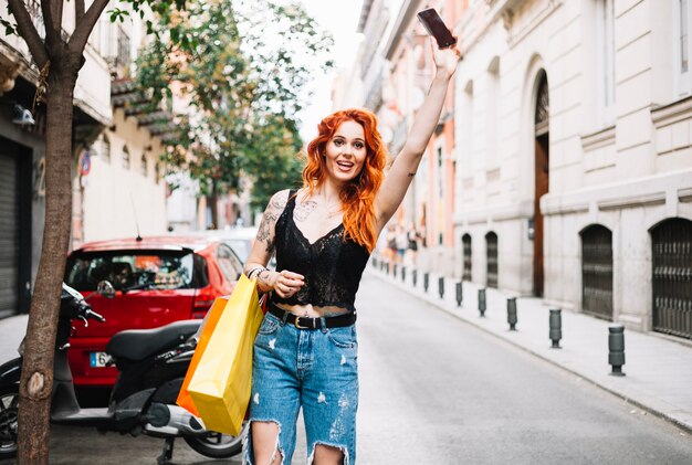 Mujer pelirroja gritando taxi