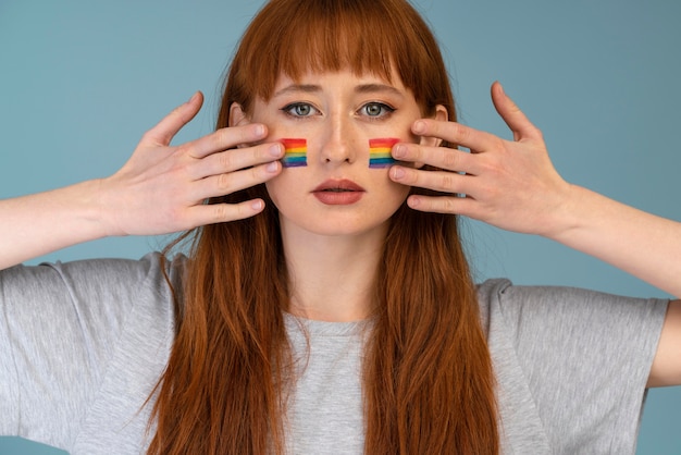 Mujer pelirroja con símbolo de arco iris