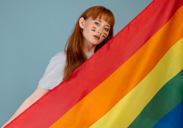 Mujer pelirroja con símbolo de arco iris