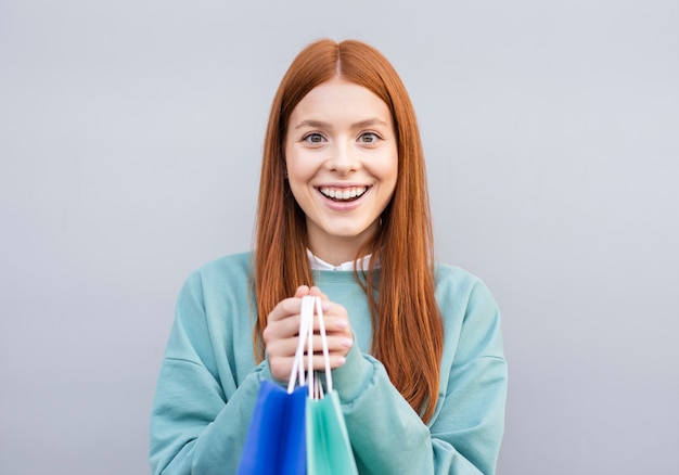 Foto gratuita mujer pelirroja sonriente mirando al fotógrafo