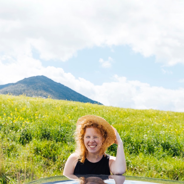 Foto gratuita mujer pelirroja sonriente en la naturaleza