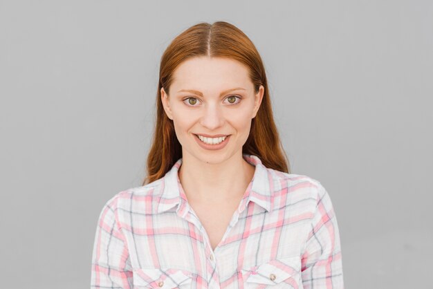 Mujer pelirroja, sonriente