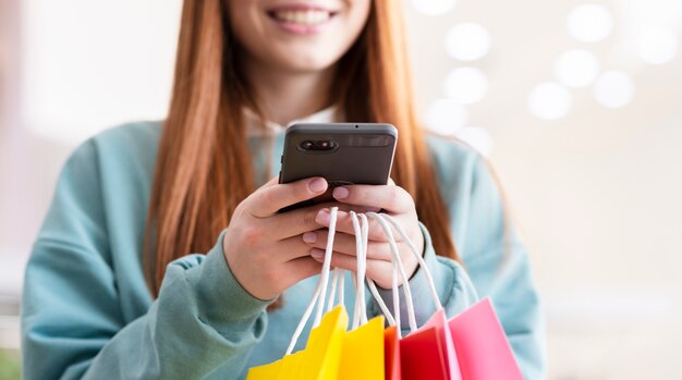 Mujer pelirroja con teléfono moderno