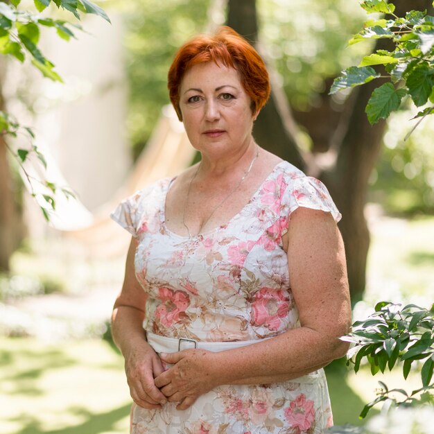 Mujer pelirroja en vestido floral