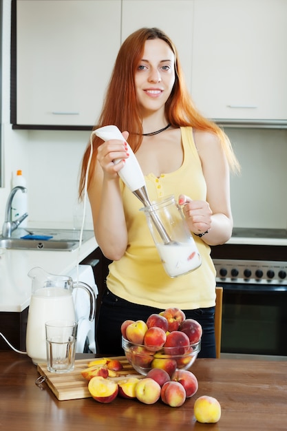 Foto gratuita mujer de pelo largo cocinar bebidas de leche