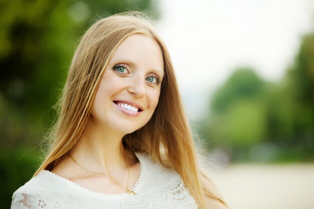 Mujer de pelo largo con copyspace