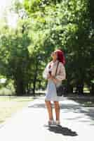Foto gratuita mujer con el pelo rojo en el parque