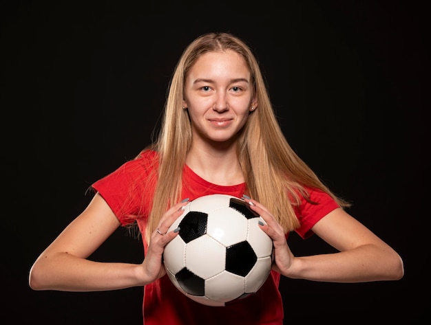 Foto gratuita mujer con pelota de futbol