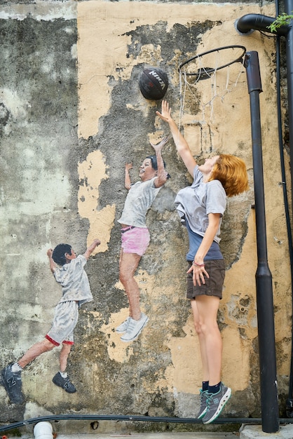 Mujer con una pelota