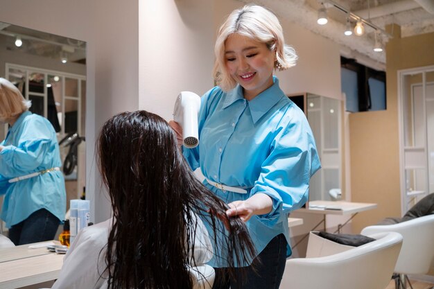 Mujer en una peluquería japonesa arreglándose el pelo