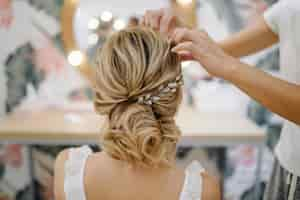 Foto gratuita mujer de peluquería tejiendo trenzas, peinado de boda.