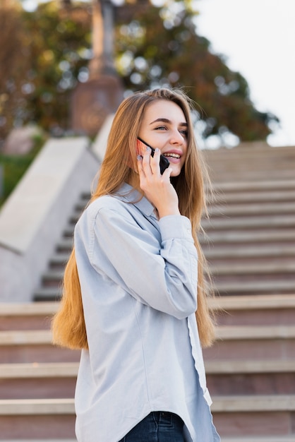 Foto gratuita mujer de pensamiento hablando por teléfono