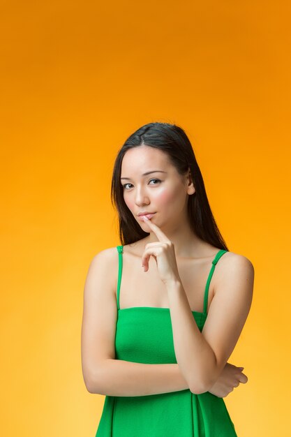 Mujer de pensamiento en vestido verde