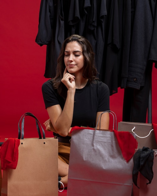 Foto gratuita mujer pensando en ir de compras