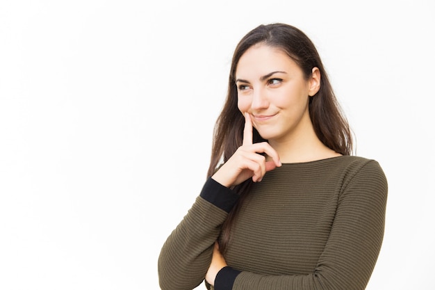 Foto gratuita mujer pensativa alegre mujer tocando la mejilla