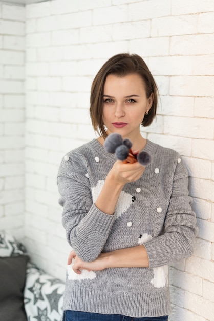 Mujer pensativa con cepillos