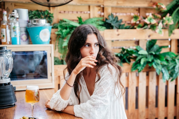 Foto gratuita mujer pensativa con cerveza