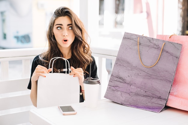 Mujer pensativa después de ir de compras