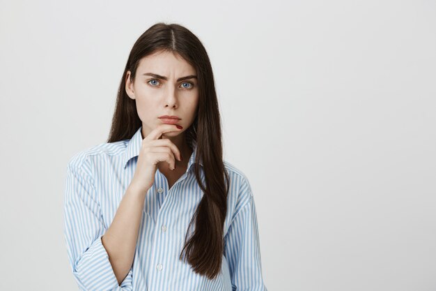 Mujer pensativa sospechosa que tiene dudas