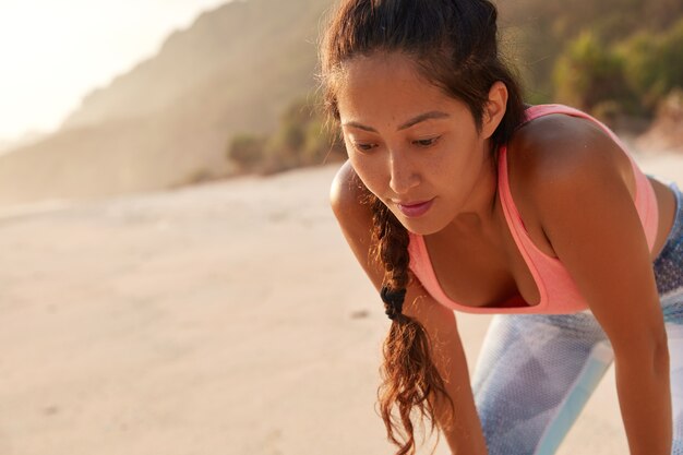 Mujer pensativa tiene entrenamiento físico activo