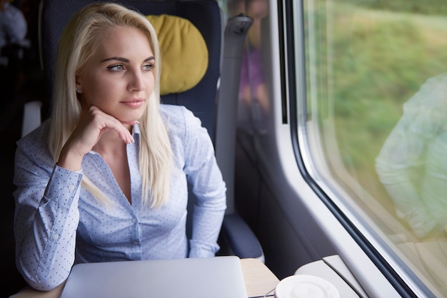 Mujer pensativa en el tren