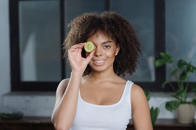 Mujer con pepino