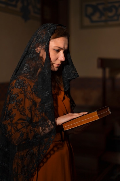 Foto gratuita mujer durante la peregrinación religiosa en la iglesia