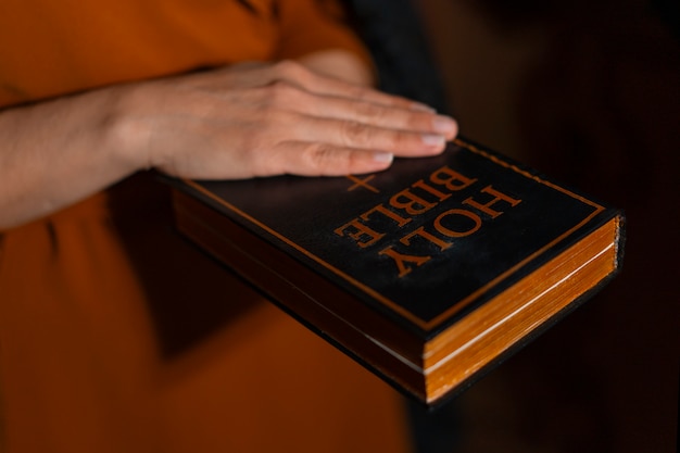 Mujer durante la peregrinación religiosa en la iglesia