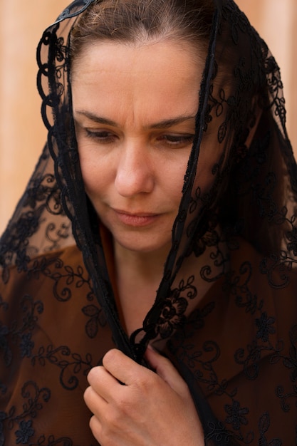 Foto gratuita mujer durante la peregrinación religiosa en la iglesia