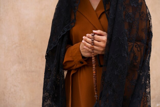 Mujer durante la peregrinación religiosa en la iglesia