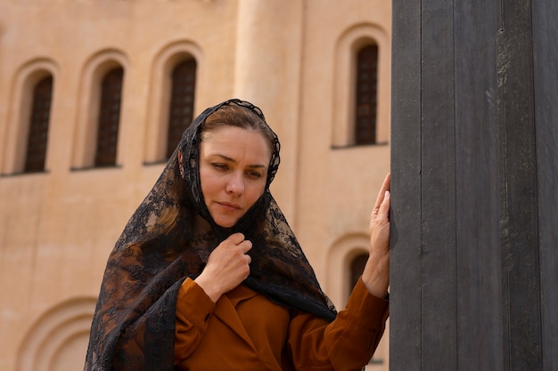 Foto gratuita mujer durante la peregrinación religiosa en la iglesia