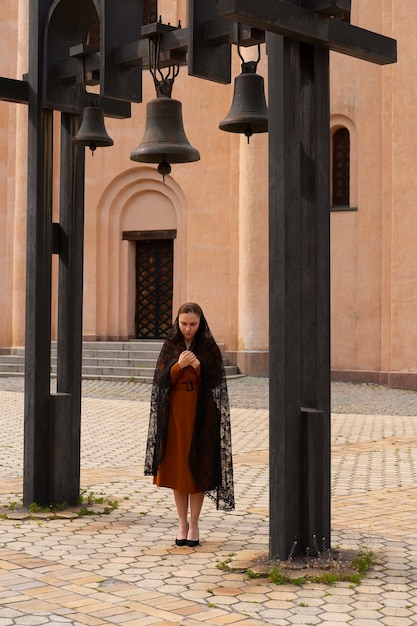 Foto gratuita mujer durante la peregrinación religiosa en la iglesia