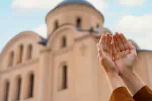 Foto gratuita mujer durante la peregrinación religiosa en la iglesia