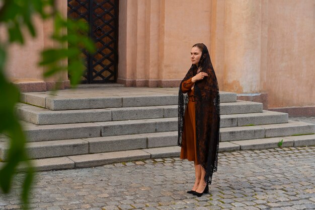 Mujer durante la peregrinación religiosa en la iglesia