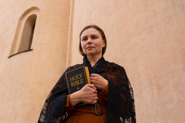 Foto gratuita mujer durante la peregrinación religiosa en la iglesia