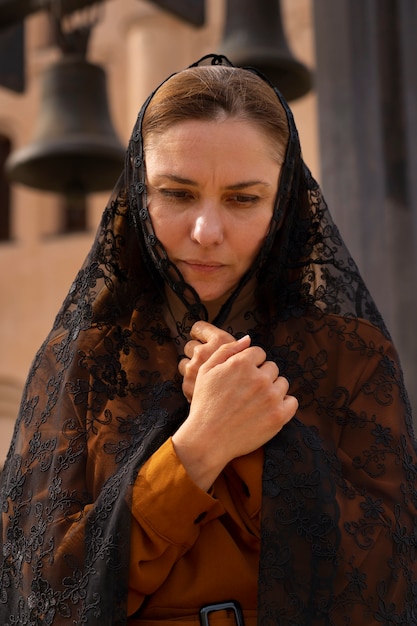 Mujer durante la peregrinación religiosa en la iglesia