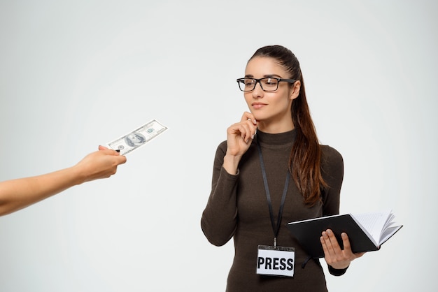 Foto gratuita mujer periodista tentador aceptar soborno, mirar dinero