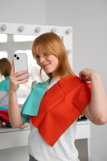 Mujer con permutas de tela de colores en el especialista en colorimetría