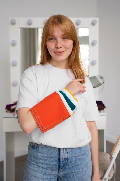 Mujer con permutas de tela de colores en el especialista en colorimetría