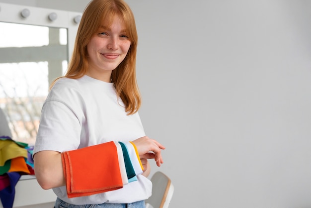 Mujer con permutas de tela de colores en el especialista en colorimetría