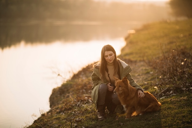 Foto gratuita mujer con perro con cámara