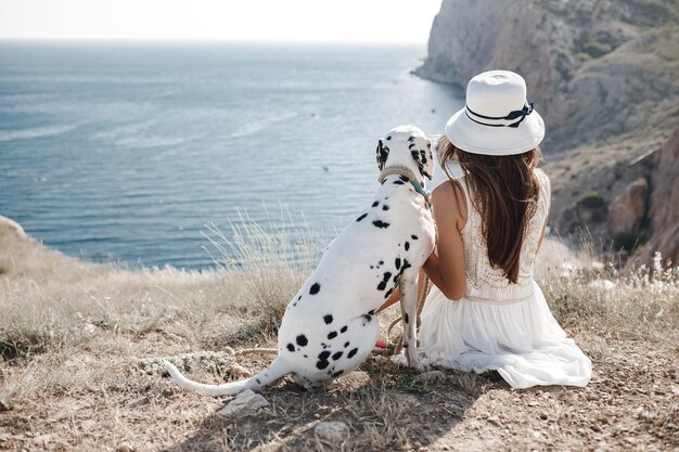 mujer con perro dálmata al aire libre