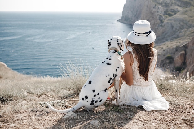 mujer con perro dálmata al aire libre