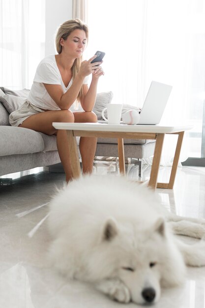 Mujer y perro hermoso y encantador