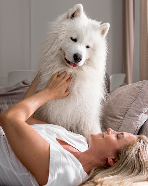 Mujer y perro hermoso y encantador